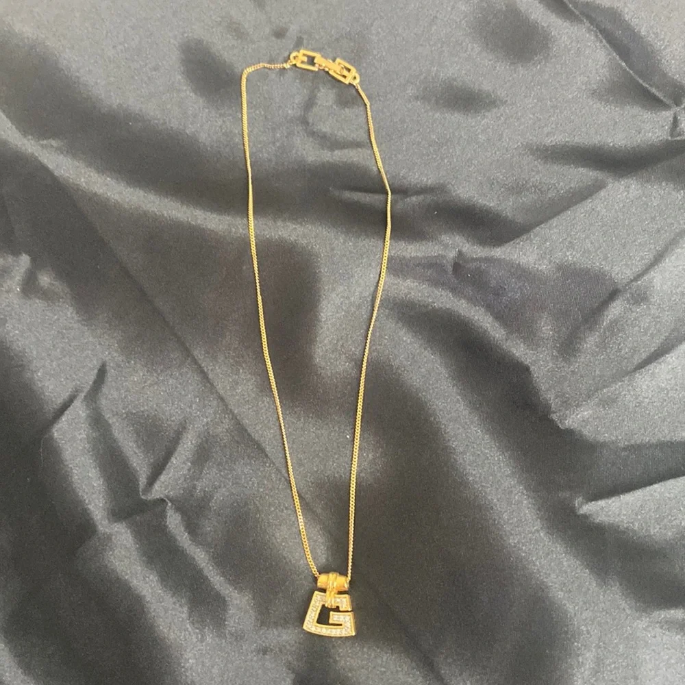 ✨GIVENCHY “G” NECKLACE - Picture 2 of 4